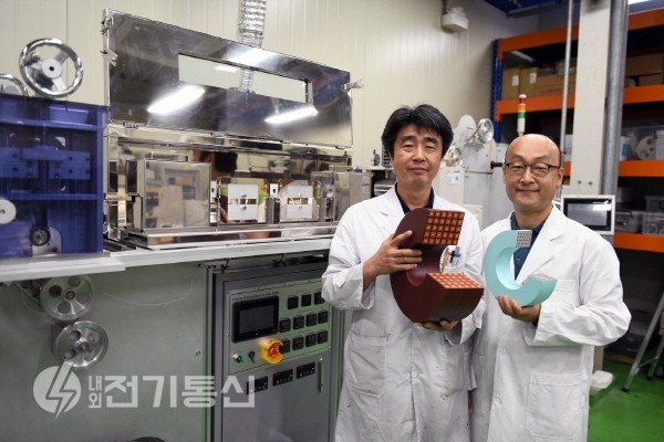 개발자인 KERI 김석환(왼쪽), 조영식 박사가 '스마트 인슐레이션'연구실에서 크기와 무게가 줄어든 초전도 전자석 모형을 들고 포즈를 취하고 있다. [사진제공 = 한국전기연구원 홍보팀]