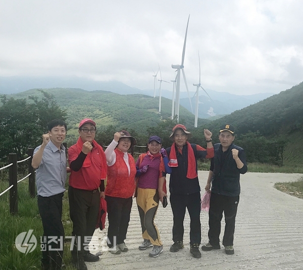 정암풍력 발전단지 트레킹 코스를 찾은 관광객들 ⓒ사진제공 = 한국남부발전
