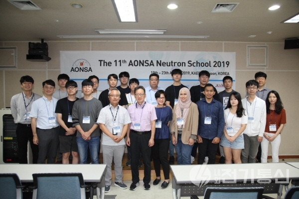 ‘제11회 아시아-오세아니아 중성자 산란 스쿨’ 참가자들이 단체사진을 찍고 있다. ⓒ사진제공 = 한국원자력연구원