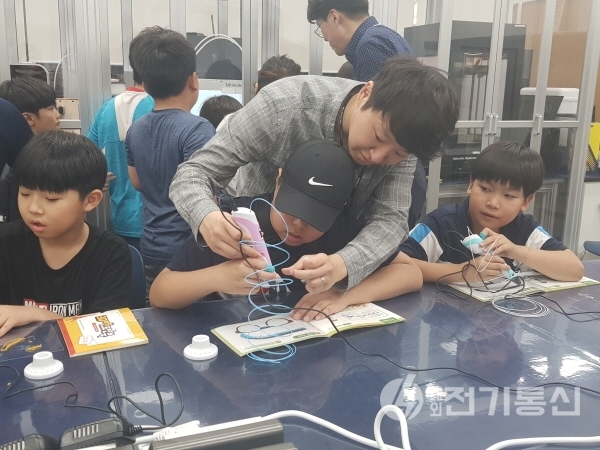 지역아동센터 학생들이 3D펜으로 직접 제품을 만드는 모습이다. ⓒ사진제공 = 한국전력 전력연구원