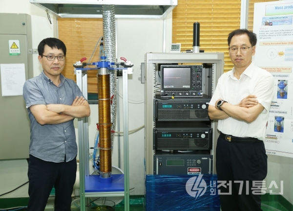 플라즈마 활성수 대용량 제조기술 개발자인 한국전기연구원 조주현 박사(왼쪽)와 진윤식 박사(오른쪽)가 포즈를 취하고 있다. ⓒ사진제공 = 한국전기연구원
