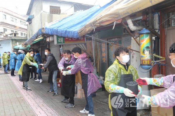 김동수 전기협회 상근부회장과 직원들이 연탄을 나르고 있다. ⓒ사진제공 = 대한전기협회