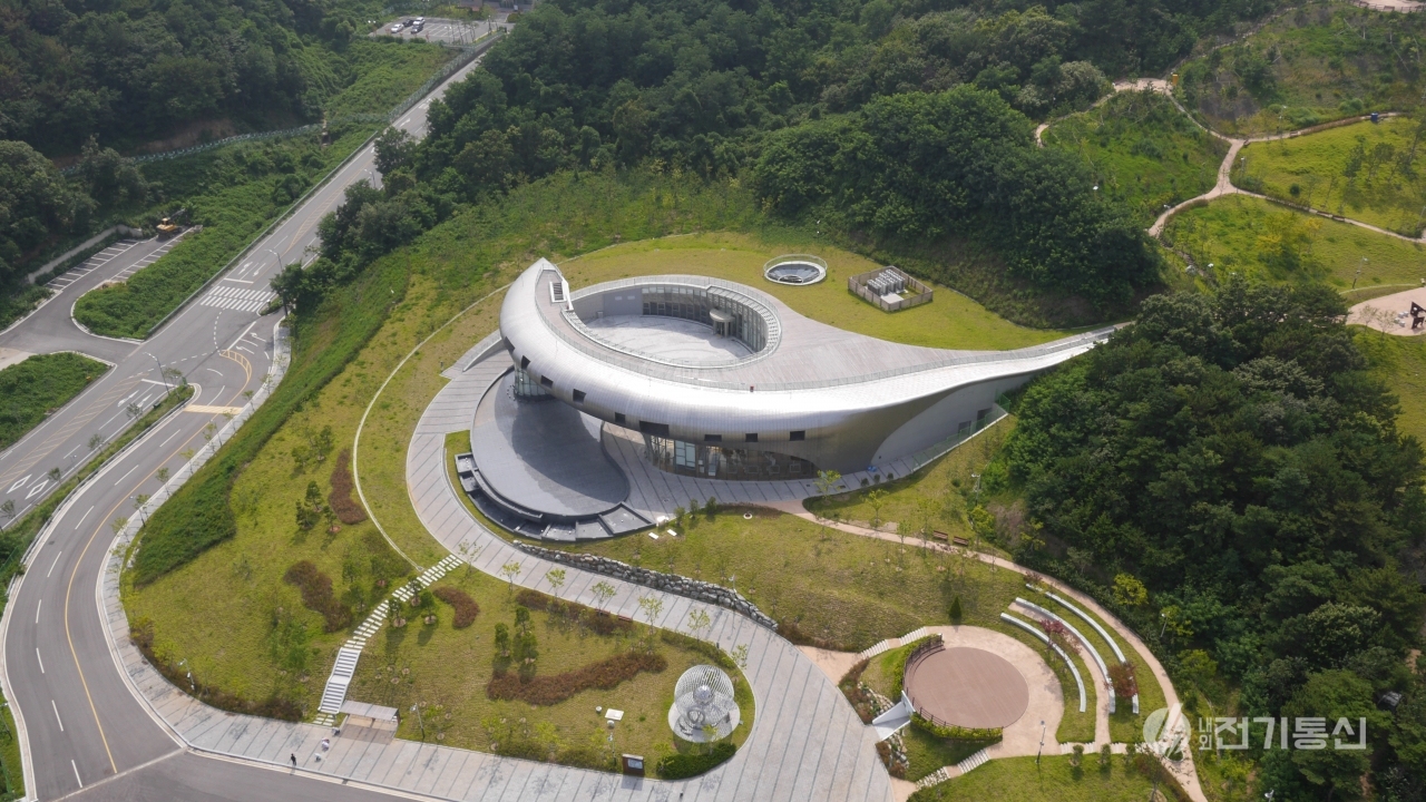 월성 원자력환경센터 홍보관 '청정누리공원'과 '코라디움' 전경. ⓒ사진제공 = 한국원자력환경공단