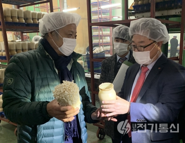 지난 10일 박일준 동서발전 사장이 버섯배지 생산 농가인 '그린피스농원'을 찾아 관계자에게 버섯 생산시설 및 배지 발생 현황에 대한 설명을 듣고 있다. ⓒ사진제공 = 한국동서발전