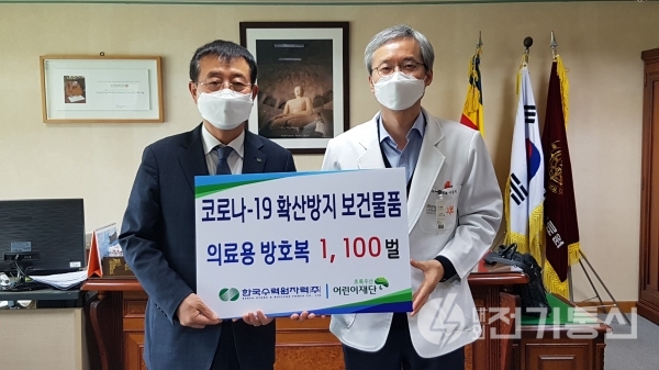 한수원이 의료용 방호복 1,100벌을 경주 동국대학병원과 경주 소방서에 기부했다. ⓒ사진제공 = 한국수력원자력