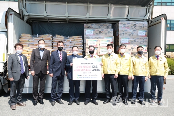 지난 24일 한수원 임직원들이 영동양수발전소 건설 예정지역에 코로나19 극복을 위한 쌀과 라면 등을 전달했다. ⓒ사진제공 = 한국수력원자력