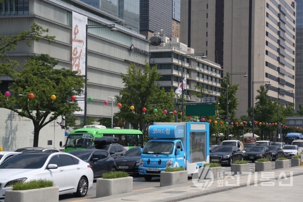 원자력환경공단의 홍보전용 영상차량 '코라드림'이 서울 광화문 세종대로 일대를 주행하며 홍보활동을 벌이고 있다. ⓒ사진제공 = 한국원자력환경공단