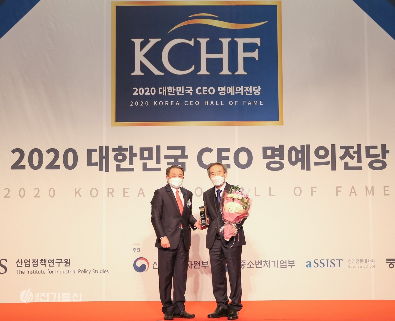 김병숙 한국서부발전 사장(오른쪽)은 18일 서울 스위스그랜드호텔에서 열린 ‘2020 대한민국 CEO 명예의 전당’ 시상식에서 3년 연속으로 환경경영 부문 우수 CEO로 선정되는 영예를 안았다.  (사진제공 = 서부발전 홍보실)