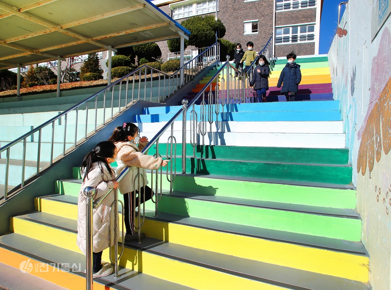 2020년 실시된 현대중공업그룹 교육환경 개선 사업. (노후화된 학교 계단 통로를 개보수한 화정초등학교).
